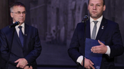 Gdańsk, 23.08.2019. Wiceminister kultury i dziedzictwa narodowego Jarosław Sellin (L) oraz wiceminister spraw zagranicznych Szymon Szynkowski vel Sęk (P) podczas konferencji prasowej nt. programu obchodów 80. rocznicy wybuchu II wojny światowej w Muzeum II wojny Światowej w Gdańsku, 23 bm. Fot. PAP/A. Warżawa