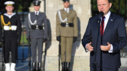 Warszawa, 15.08.2019. Minister obrony narodowej Mariusz Błaszczak przemawia podczas uroczystej zmiany posterunku honorowego przed Grobem Nieznanego Żołnierza z okazji Święta Wojska Polskiego, 15 bm. na pl. Piłsudskiego w Warszawie. Fot. PAP/R. Pietruszka