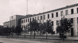 Warszawa 1939-1945. Praga, budynek przy ul. Ratuszowej 11, siedziba Państwowego Instytutu Telekomunikacyjnego. Fot. PAP/M. Leśniewski/reprodukcja. Dokładny miesiąc i dzień wydarzenia nieustalone.