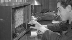 Polska, 1948-11. Słuchanie audycji Polskiego Radia z niemieckiego odbiornika AEG. Dokładny dzień wydarzenia nieustalony. Fot. PAP/CAF