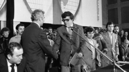 Jastrzębie Zdrój, 03.09.1980 r. Negocjacje między Prezydium Międzyzakładowego Komitetu Strajkowego, reprezentującego strajkujące załogi 56 kopalń, z przewodniczącym Jarosławem Sienkiewiczem a komisją rządową. Fot. PAP/S. Jakubowski