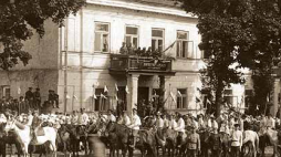 Sejny, 1920 r. Defilada polskiej kawalerii. Źródło: Wikipedia Commons