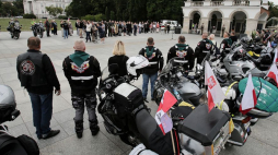  Warszawa, 11.08.2018. Kilkudziesięciu motocyklistów z Polski oraz z zagranicy wyruszyło, 11 bm. sprzed Grobu Nieznanego Żołnierza na pl. Piłsudskiego w Warszawie w XVIII Międzynarodowym Rajdzie Katyńskimi. Jego uczestnicy przejadą szlakiem miejsc pamięci zbrodni komunistycznych, niemieckich oraz UPA. Fot. PAP/L. Szymański