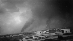 Warszawa 09.1939. Tor Wyścigów Konnych na Służewcu, przy ul. Puławskiej. Widoczne dymy nad płonącą Warszawą. Fot. PAP/M. Leśniewski/Archiwum
