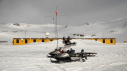 Antarktyka 01.11.2009. Polska Stacja Antarktyczna imienia Henryka Arctowskiego (Stacja Arctowski), znajduje się na półkuli południowej w archipelagu Szetlandów Południowych, na Wyspie Króla Jerzego zaliczanej wraz z całym archipelagiem do klimatycznej strefy morskiej Antarktyki. Skutery śnieżne przed głównym budynkiem mieszkalnym Stacji. Fot. PAP/T. Janecki