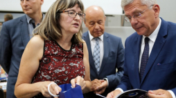 Cieszyn, 22.08.2019. Marszałek Senatu Stanisław Karczewski (P), dyrektor Szkoły Językowej Jolanta Tabor (2L), dziekan wydziału Etnologii i Nauk o Edukacji Uniwersytetu Śląskiego Zenon Gajdzica (L) oraz rektor Uniwersytetu Śląskiego Andrzej Kowalczyk (2P) podczas spotkania z uczestnikami 29. letniej Szkoły Języka i Kultury Polskiej, 22 bm. w Cieszynie. Fot. PAP/A. Grygiel
