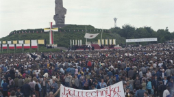 Gdańsk 11.06.1987. III pielgrzymka papieża Jana Pawła II do Polski. Na zdj. spotkanie Ojca Świętego z młodzieżą pod pomnikiem Bohaterów Westerplatte. Fot. PAP/I. Sobieszczuk 