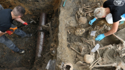 Warszawa, 12.07.2018. Prace archeologiczne prowadzone przez IPN na terenie byłego więzienia przy ul. Rakowieckiej w Warszawie. Fot. PAP/M. Kmieciński