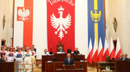 Prezydent RP Andrzej Duda (C) przemawia podczas XI uroczystej sesji Sejmiku Województwa Śląskiego. Fot. PAP/A. Grygiel
