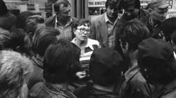 Gdańsk 08.1980. Strajk okupacyjny załogi Stoczni im. Lenina. Zapoczątkowany żądaniem przywrócenia do pracy pracownicy stoczni Anny Walentynowicz. Fot. PAP/S. Markowski