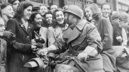 Breda wyzwolona przez 1. Polską Dywizję Pancerną gen. Stanisława Maczka. 10.1944. Fot. Imperial War Museums. Źródło: Wikimedia Commons