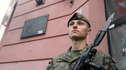 Warszawa, 01.08.2019. Uroczystości przed tablicą upamiętniającą płk. Antoniego Chruściela "Montera" przy gmachu na ul. Filtrowej 68. Fot. PAP/T. Gzell