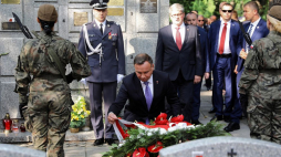 Prezydent Andrzej Duda (C), dowódca Garnizonu Warszawa gen. bryg. Robert Głąb (2L) i szef BBN Paweł Soloch (4L) składają kwiaty przed grobem gen. bryg. Antoniego Chruściela „Montera” na Cmentarzu Wojskowym na Powązkach w Warszawie. 01.08.2019. Fot. PAP/R. Guz