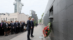 Warszawa, 01.08.2019. Minister spraw zagranicznych Niemiec Heiko Maas i minister spraw zagranicznych RP Jacek Czaputowicz zapalili znicze pod dzwonem dowódcy powstania, gen. bryg. Antoniego Chruściela „Montera” w Muzeum Powstania Warszawskiego. Fot. PAP/P. supernak