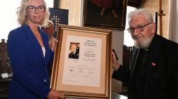 Wnuczka kmdr. Franciszka Dąbrowskiego Olga Grzenkowska (L) odbiera z rąk członka kapituły wyróżnienia, ks. Adama Bonieckiego (P) nagrodę Orła Jana Karskiego dla obrońcy Westerplatte. Fot. PAP/A. Warżawa