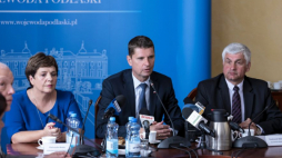 Minister edukacji narodowej Dariusz Piontkowski (2P) oraz podlaski kurator oświaty Beata Pietruszka (2L) i wojewoda podlaski Bohdan Paszkowski (P) wzięli udział w Podlaskim Okrągłym Stole Edukacyjnym w Białymstoku. Fot. PAP/M. Zieliński