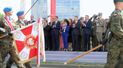 Szef MSWiA Mariusz Kamiński (L), premier Mateusz Morawiecki (2L), marszałek Sejmu Elżbieta Witek (3L), minister obrony narodowej Mariusz Błaszczak (4L), prezydent Andrzej Duda (5L), szef Sztabu Generalnego Wojska Polskiego gen. Rajmund Andrzejczak (6L) podczas defilady „Wierni Polsce” w Katowicach. Fot. PAP/A. Grygiel