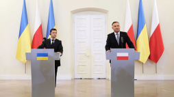 Prezydent RP Andrzej Duda (P) i prezydent Ukrainy Wołodymyr Zełenski (L) podczas spotkania z mediami w Pałacu Prezydenckim w Warszawie. Fot. PAP/W. Olkuśnik