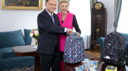 Po raz kolejny Para Prezydencka włączyła się w akcję Caritas Polska „Tornister Pełen Uśmiechów”. Źródło: Prezydent.pl