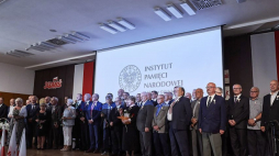 Działacze opozycji w PRL uhonorowani Krzyżami Wolności i Solidarności pozują do wspólnego zdjęcia w historycznej sali BHP w Gdańsku. 30.08.2019. Fot. PAP/A. Warżawa