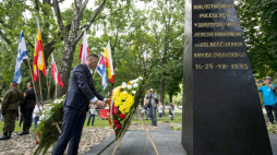 Wiceprezydent miasta Rafał Rudnicki (C) składa wieniec przed pomnikiem Bohaterów Getta na placu im. Mordechaja Tenenbauma. Fot. PAP/M. Zieliński