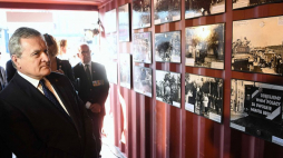 Wicepremier, minister kultury i dziedzictwa narodowego Piotr Gliński (L) podczas zwiedzania wystawy „Labirynty Wolności” w Terneuzen. Fot. PAP/R. Pietruszka