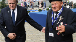 Wicepremier, minister kultury i dziedzictwa narodowego Piotr Gliński (L) oraz weteran, porucznik Alojzy Jedamski (P) podczas oficjalnego rozpoczęcia obchodów 75. rocznicy wyzwolenia Holandii w Terneuzen. Fot. PAP/R. Pietruszka