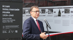 Prezes IPN Jarosław Szarek podczas otwarcia wystawy plenerowej „Ściany Totalitaryzmów. Polska 1939-1945” na pl. Piłsudskiego w Warszawie. Fot. PAP/P. Supernak
