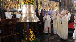 Metropolita krakowski abp Marek Jędraszewski (P) poświęcił w bazylice Mariackiej dzwon Józefa z Nazaretu. Fot. PAP/J. Bednarczyk