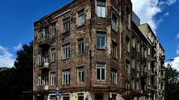 Kamienica przy ul. Żelaznej 66 róg Krochmalnej. Źródło: Wikimedia Commons