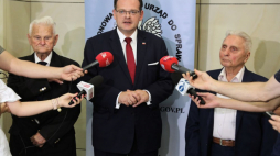 Szef Urzędu do Spraw Kombatantów i Osób Represjonowanych Jan Józef Kasprzyk (C), przewodniczący Rady do Spraw Kombatantów i Osób Represjonowanych Bogusław Nizieński (L) oraz członek Rady Naczelnej Związku Żołnierzy NSZ kpt. Mieczysław Cybulski (P), 7 bm. w Warszawie, podczas spotkania poświęconego obchodom 75. rocznicy powstania Brygady Świętokrzyskiej NSZ. Fot. PAP/T. Gzell