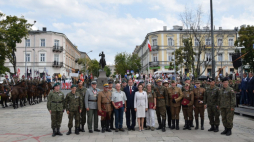 Jan Kasprzyk uhonorował medalami "Pro Bono Poloniae" oraz "Pro Patria" zasłużonych dla Marszu Szlakiem I Kompanii Kadrowej podczas uroczystości przy pomniku Marszałka Józefa Piłsudskiego w Kielcach. Źródło: Urząd do Spraw Kombatantów i Osób Represjonowanych