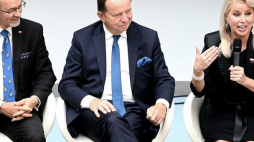Minister inwestycji i rozwoju Jerzy Kwieciński (L), marszałek województwa podkarpackiego Władysław Ortyl (C) i amerykańska dziennikarka Rita Cosby podczas Kongresu 60 milionów - Globalnego Zjazdu Polonii w Jasionce. Fot. PAP/D. Delmanowicz
