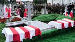 Trumny przygotowane do pochówku podczas uroczystości pogrzebowych w Łomży sześciu żołnierzy Wojska Polskiego poległych w sierpniu 1920 r. w Mątwicy gm. Nowogród.Fot. PAP/M. Zieliński