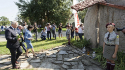 Marszałek Sejmu Elżbieta Witek (3L) składa wieniec przed Pomnikiem Pamięci Ofiar Lubina '82 w ramach uroczystości upamiętniających 37. rocznicę Zbrodni Lubińskiej,. Fot. PAP/A. Koźmiński