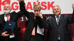 Wiceprzewodniczący Komisji Europejskiej Frans Timmermans (L), węgierski polityk Gabor Demszky (C) oraz działacz na rzecz praw człowieka Myrosław Marynowycz (P) podczas gali wręczenia Medali Wdzięczności ECS. Fot. PAP/A. Warżawa