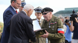 Weterani Narodowych Sił Zbrojnych mjr Bogdan Eubich (P) i mjr Stanisław Turski (2P) zostali odznaczeni medalem Pro Bono Poloniae. Przewodniczący Rady do Spraw Kombatantów i Osób Represjonowanych Bogusław Nizieński (2L) oraz szef Urzędu do Spraw Kombatantów i Osób Represjonowanych Jan Józef Kasprzyk (L). Obchody 75. rocznicy powstania Brygady Świętokrzyskiej NSZ na pl. Piłsudskiego w Warszawie. Fot. PAP/R. Guz