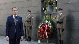 Warszawa, 01.08.2019. Premier Mateusz Morawiecki złożył wieniec pod dzwonem dowódcy powstania, gen. bryg. Antoniego Chruściela „Montera” w Muzeum Powstania Warszawskiego. Fot. PAP/P. Supernak