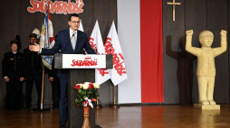 Premier Mateusz Morawiecki przemawia podczas uroczystego posiedzenia Zarządu Regionu Gdańskiego NSZZ „Solidarność” w Sali BHP Stoczni Gdańskiej w 39. rocznicę Sierpnia ‘80. Fot. PAP/A. Warżawa