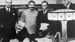 Podpisanie paktu Ribbentrop-Mołotow. Moskwa, 23.08.1939. Fot. PAP/DPA