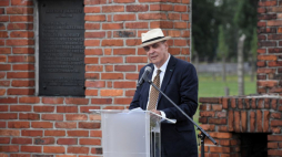 Brzezinka, 02.08.2019. Romani Rose przemawia podczas obchodów Europejskiego Dnia Pamięci o Holokauście Romów. Fot. PAP/J. Bednarczyk