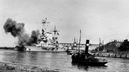 Pancernik „Schleswig-Holstein” podczas ostrzału Westerplatte. 01.09.1939 r. Fot. PAP/Archiwum