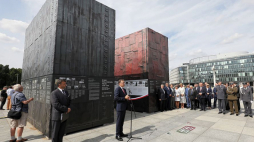 Prezes IPN Jarosław Szarek (C) przemawia podczas otwarcia wystawy plenerowej „Ściany Totalitaryzmów. Polska 1939–1945” na pl. Piłsudskiego w Warszawie. Fot. PAP/P. Supernak