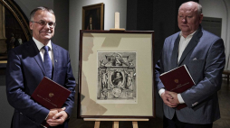 Wiceminister kultury Jarosław Sellin (L) oraz p.o. dyrektora gdańskiego Muzeum Narodowego Wojciech Bonisławski podczas uroczystości przekazania miedziorytu Johanna Saenredama „Portret malarza Johanna von Aachen”. Fot. PAP/A. Warżawa