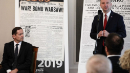 Sekretarz stanu w Kancelarii Prezydenta RP Wojciech Kolarski (P) oraz dziennikarz i publicysta Piotr Legutko (L) podczas spotkania dotyczącego inauguracji projektu "Opowiadamy Polskę światu. 1939-2019". Fot. PAP/T. Gzell
