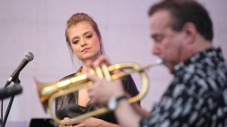 Piosenkarka Sasha Strunin oraz trębacz Gary Guthman podczas koncertu promującego płytę „Autoportrety” z poezją Mirona Białoszewskiego na jazzowo. Warszawa, 06.2019. Fot. PAP/L. Szymański