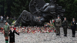 Uczestniczka Powstania Warszawskiego Wanda Traczyk-Stawska ps. Pączek (2L) przemawia podczas uroczystości przed pomnikiem „Polegli Niepokonani 1939-1945” na Cmentarzu Powstańców Warszawy. 01.08.2019. Fot. PAP/R. Pietruszka