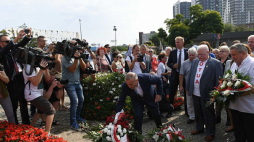 Przewodniczący Platformy Obywatelskiej Grzegorz Schetyna (C) oraz były prezydent RP Lech Wałęsa (3P), wicemarszałek Senatu Bogdan Borusewicz (4P) i posłanka Henryka Krzywonos-Strycharska (2P) składają kwiaty przed Pomnikiem Poległych Stoczniowców w Gdańsku w 39. rocznicę podpisania Porozumień Sierpniowych. Fot. PAP/A. Warżawa