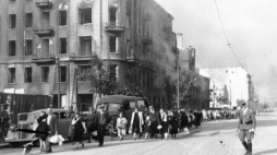 Warszawa. Ludność cywilna Woli prowadzona przez Niemców ulicą Wolską, przypuszczalnie w pierwszych dniach sierpnia 1944 r. podczas tzw. Rzezi Woli. Fot. Bundesarchiv. Źródło: Wikimedia Commons