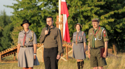 Premier Mateusz Morawiecki (2L) oraz przewodniczący ZHR Grzegorz Nowik (P) podczas apelu inaugurującego Zlot 30-lecia Związku Harcerstwa Rzeczypospolitej. Rybaki, 03.08.2019. Fot. PAP/T. Waszczuk